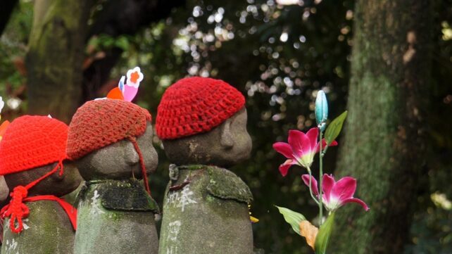 jizu statues in Japan honoring lost pregnancies